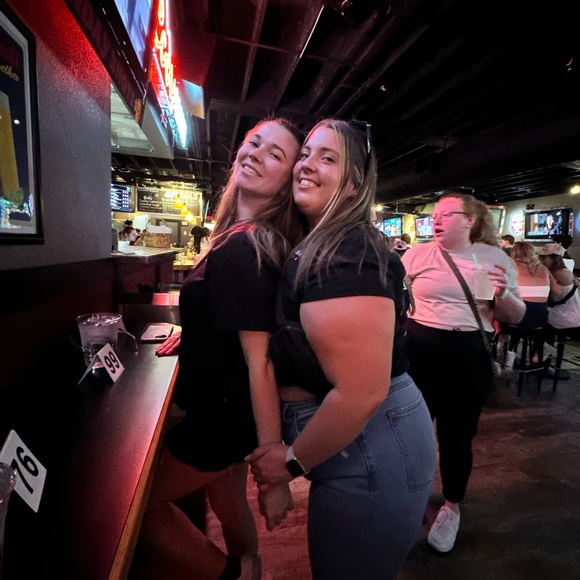 Meet your Posher, Julia - Picture 2 of 3